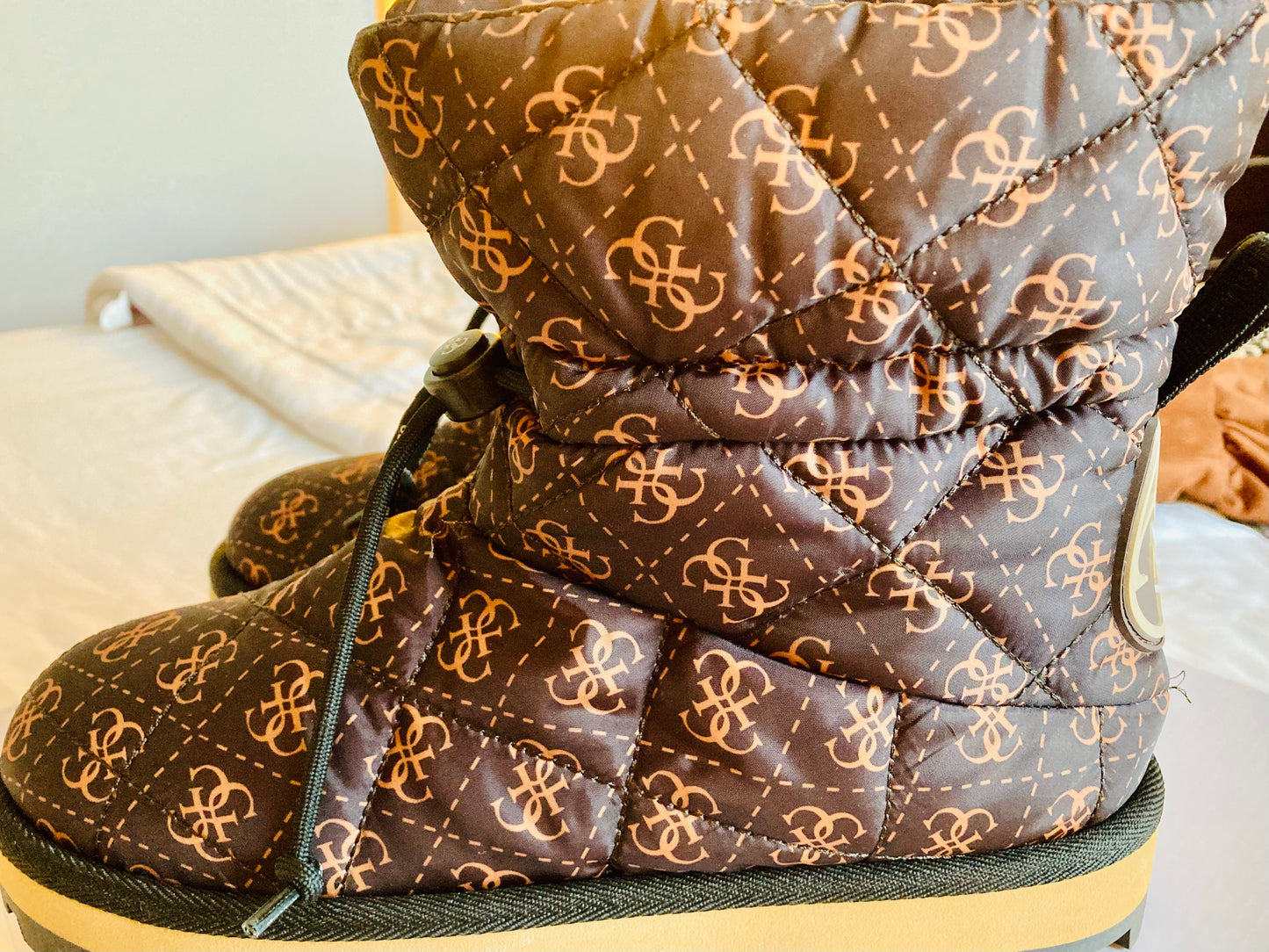 👜GUESS🧳WHO?🤎