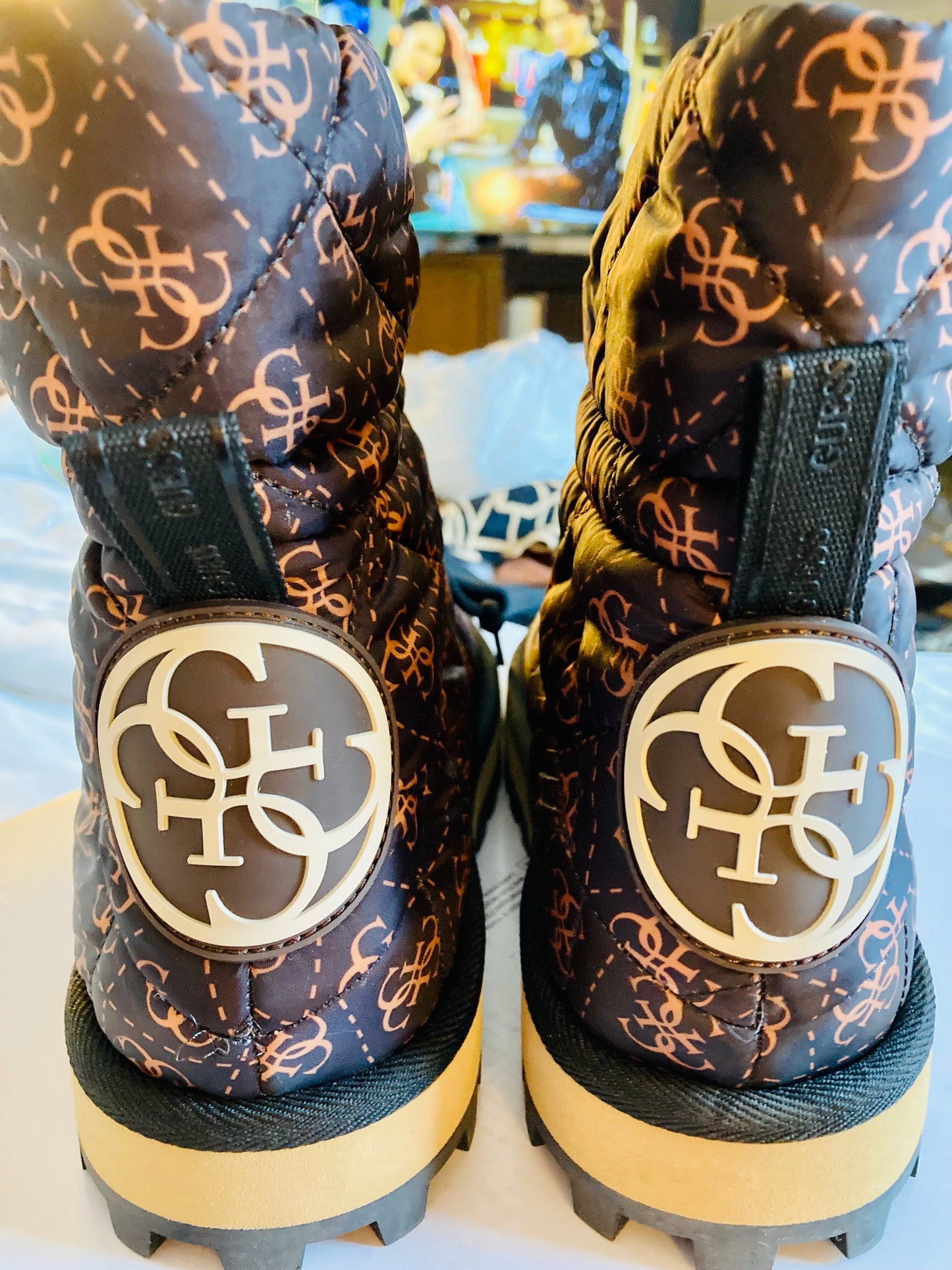 👜GUESS🧳WHO?🤎