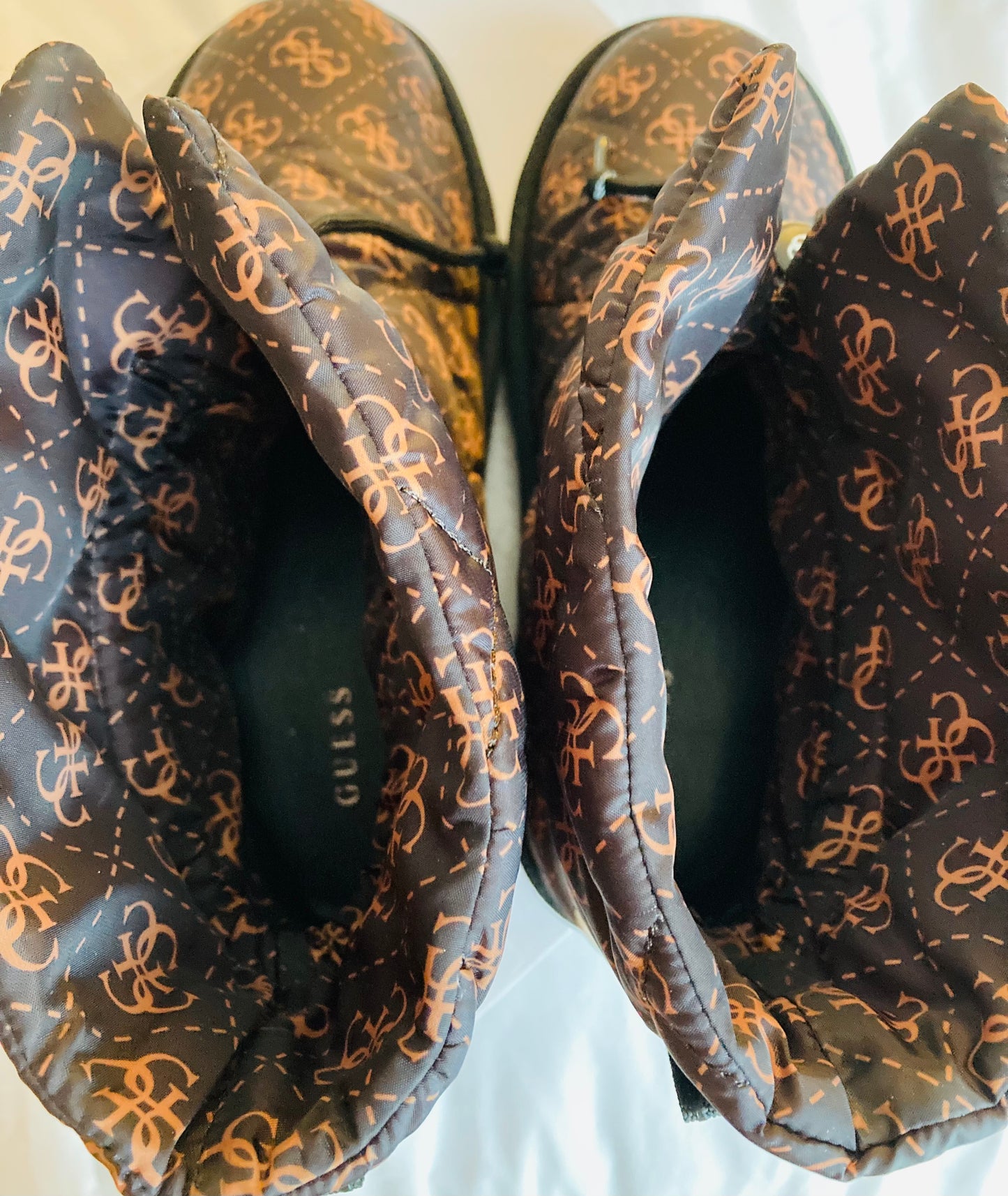 👜GUESS🧳WHO?🤎