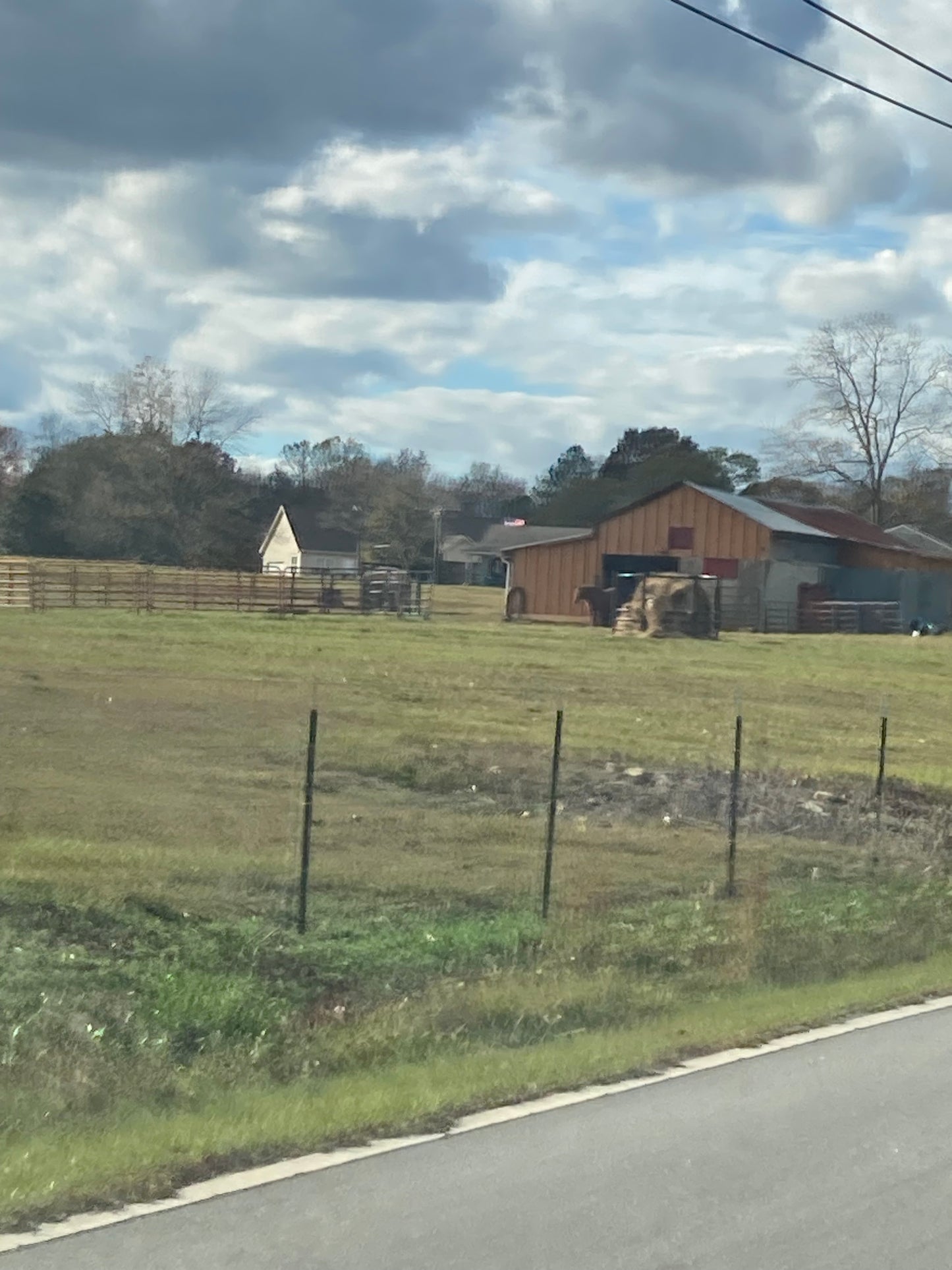 A horse and it’s farm house